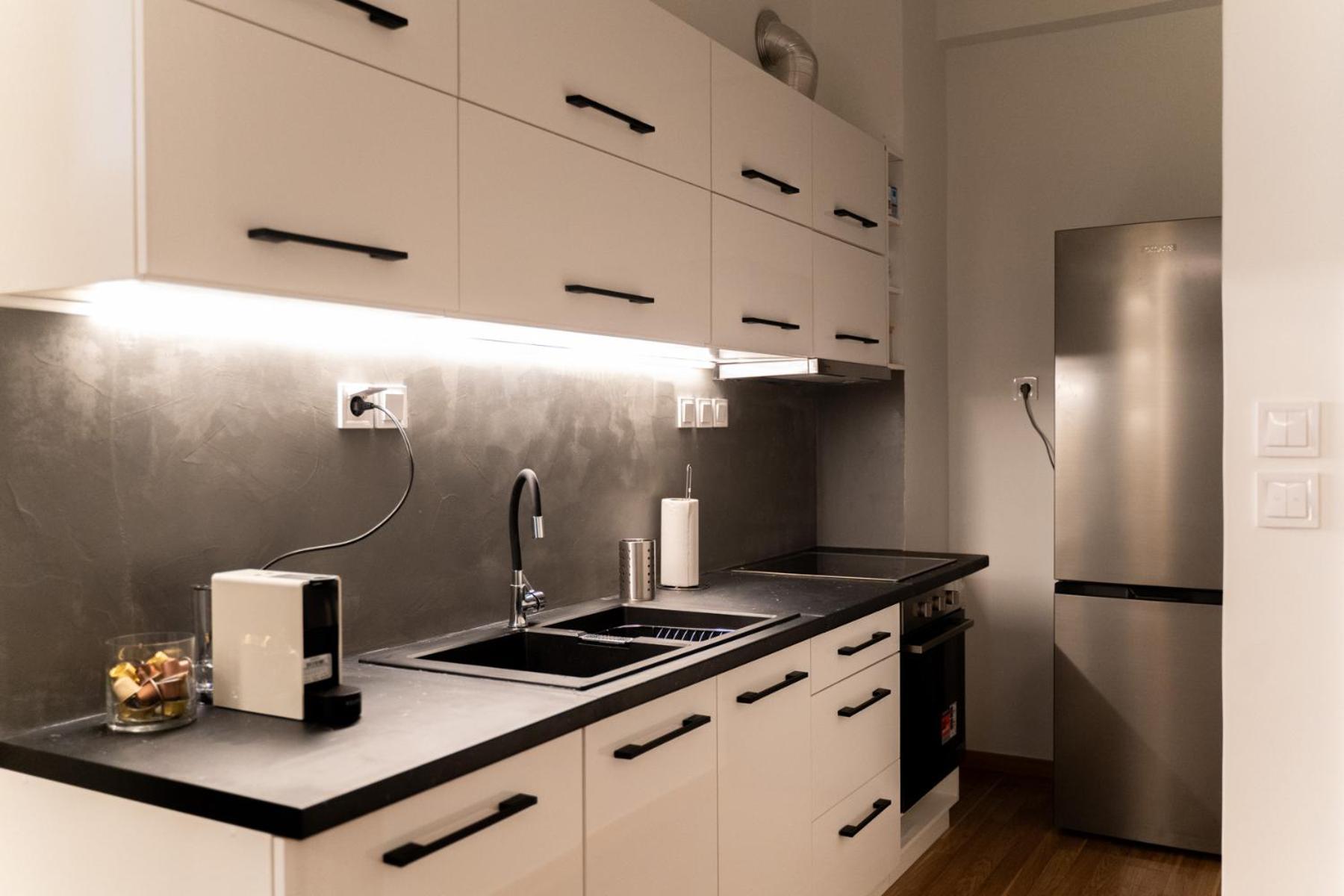 Apartment Nueve / There's No Place Like