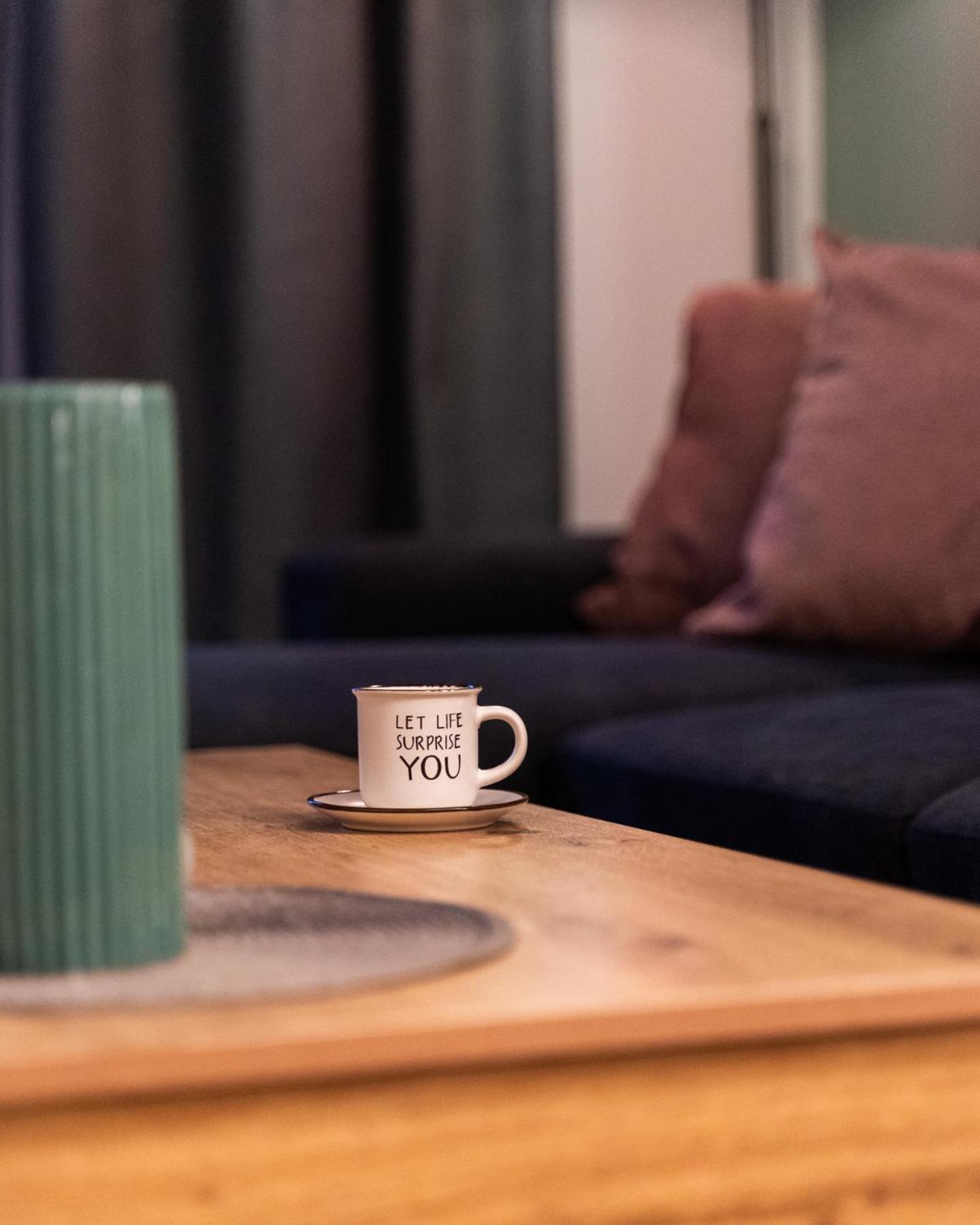 Nueve / There's No Place Like Apartment